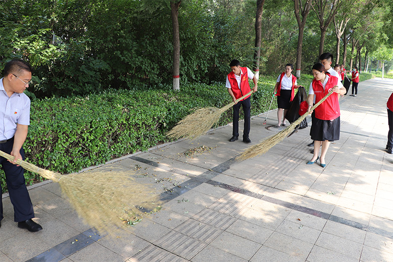 美化街道衛(wèi)生 踐行為人民做實(shí)事