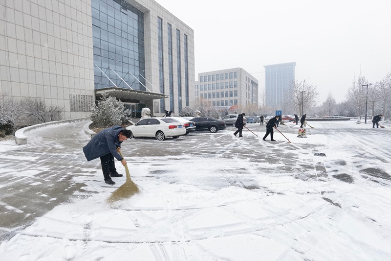 瑞雪兆豐年 勞動(dòng)展風(fēng)采——陽(yáng)信縣城投集團(tuán)組織干部職工開(kāi)展義務(wù)掃雪活動(dòng)