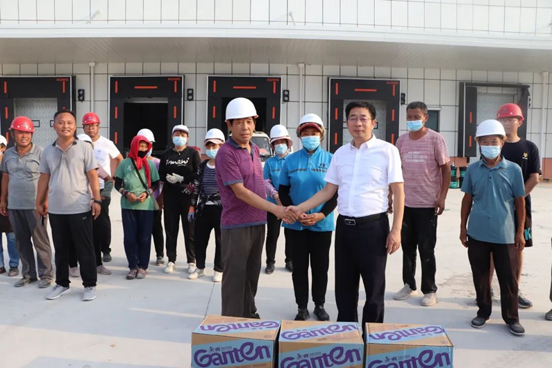 火熱工地 夏送清涼——陽信縣城投集團(tuán)到工地現(xiàn)場進(jìn)行慰問活動