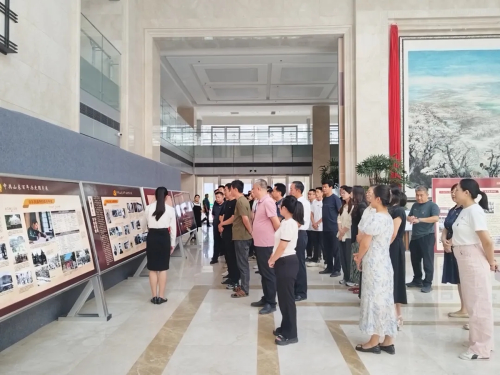 陽(yáng)信縣城投集團(tuán)黨委組織全體黨員參觀(guān)中共山東百年歷史圖片展暨紀(jì)念渤海區(qū)成立80周年圖片展